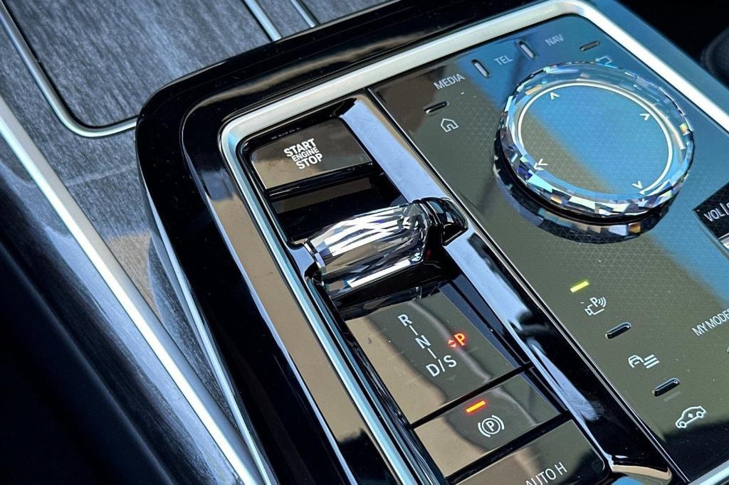 new 2025 BMW 760 car, priced at $139,125