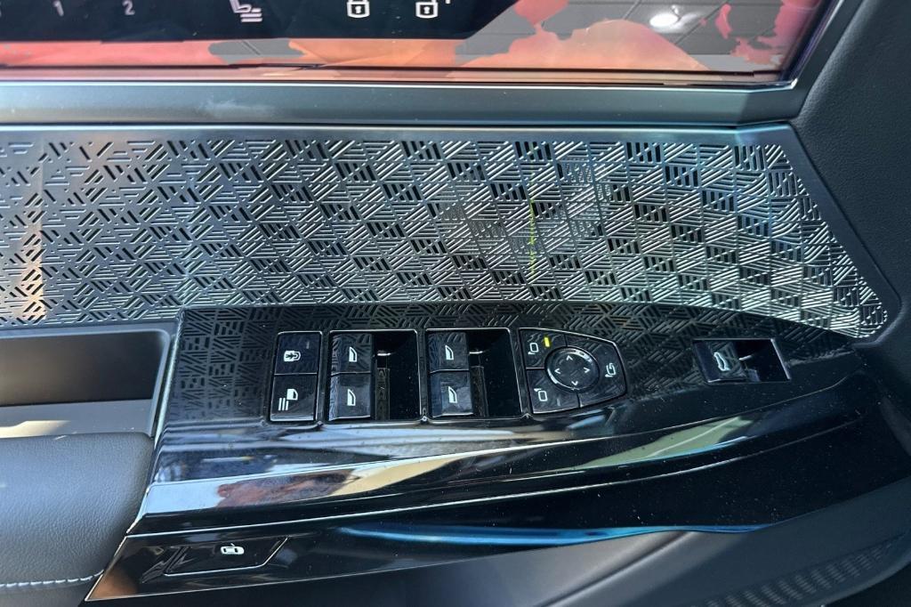 new 2025 BMW 760 car, priced at $139,125
