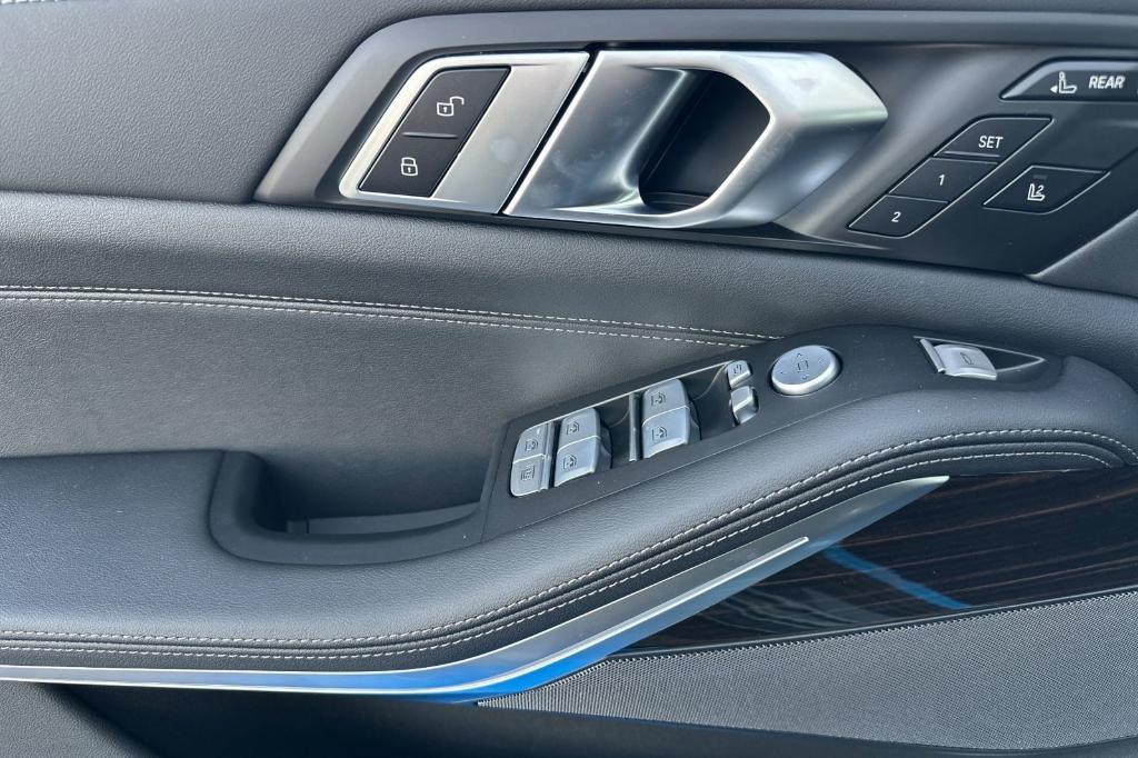 new 2025 BMW X7 car, priced at $93,550