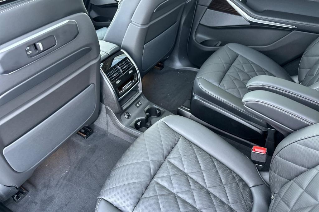new 2025 BMW X7 car, priced at $93,550