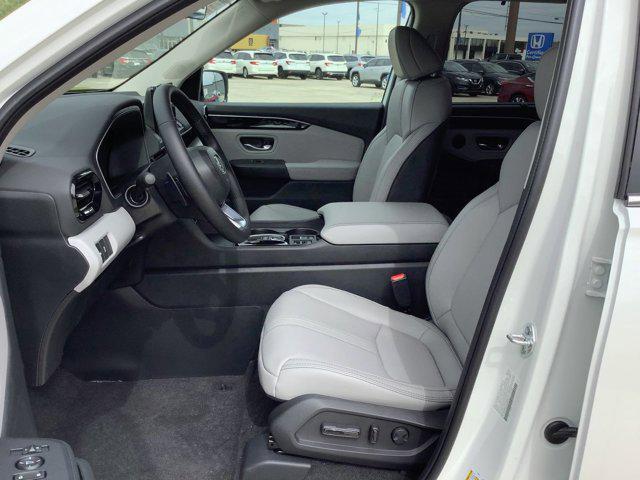 new 2025 Honda Pilot car, priced at $45,405