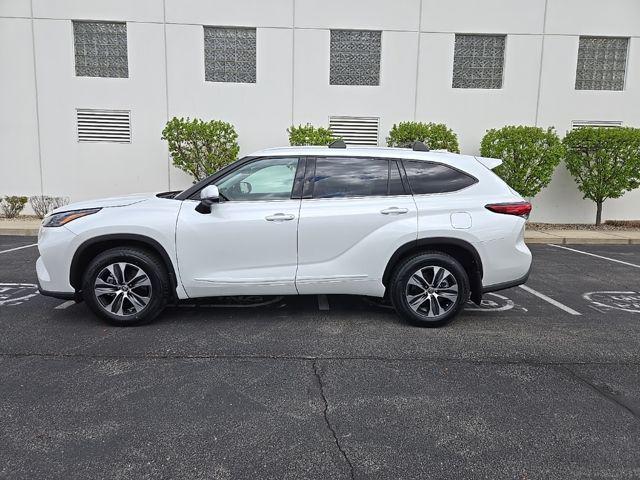 used 2022 Toyota Highlander car, priced at $38,900