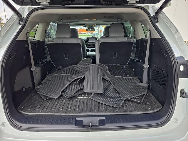 used 2022 Toyota Highlander car, priced at $38,900