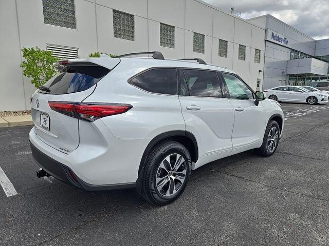 used 2022 Toyota Highlander car, priced at $38,900