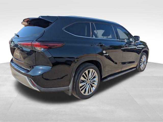 used 2024 Toyota Highlander car, priced at $46,299
