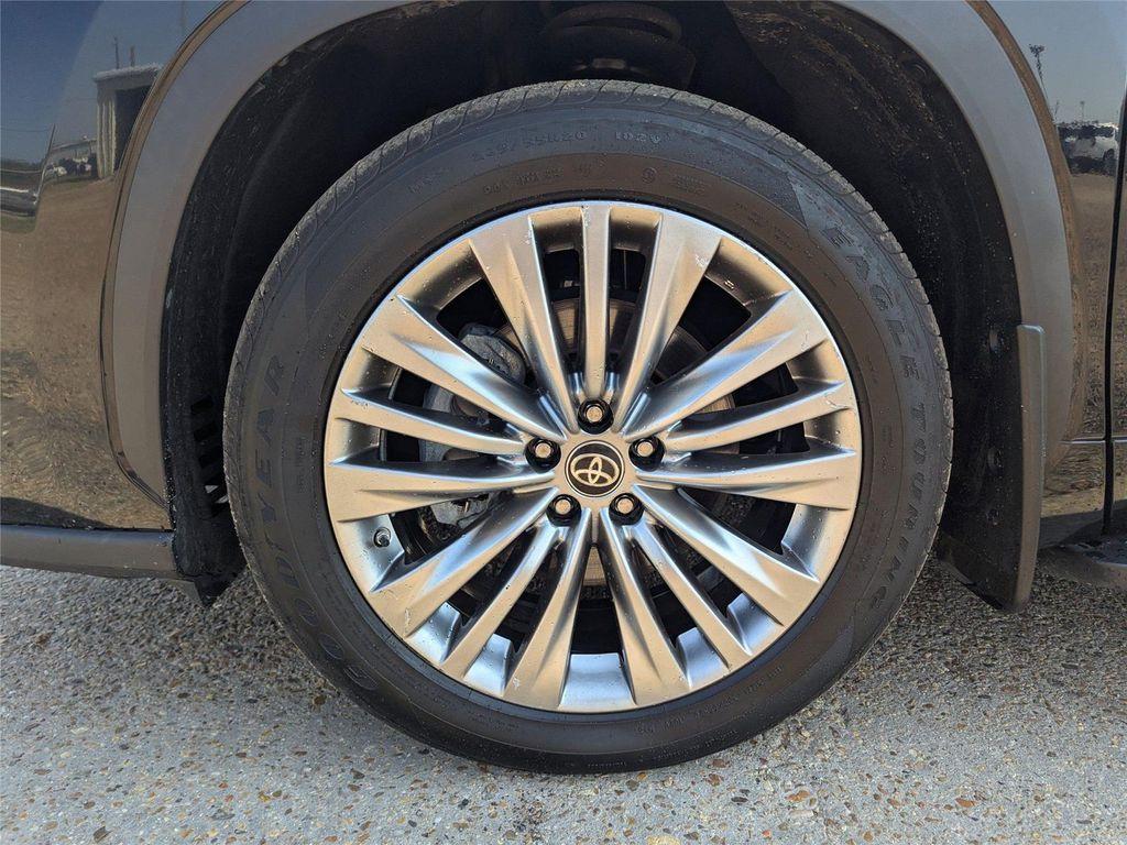 used 2024 Toyota Highlander car, priced at $40,499