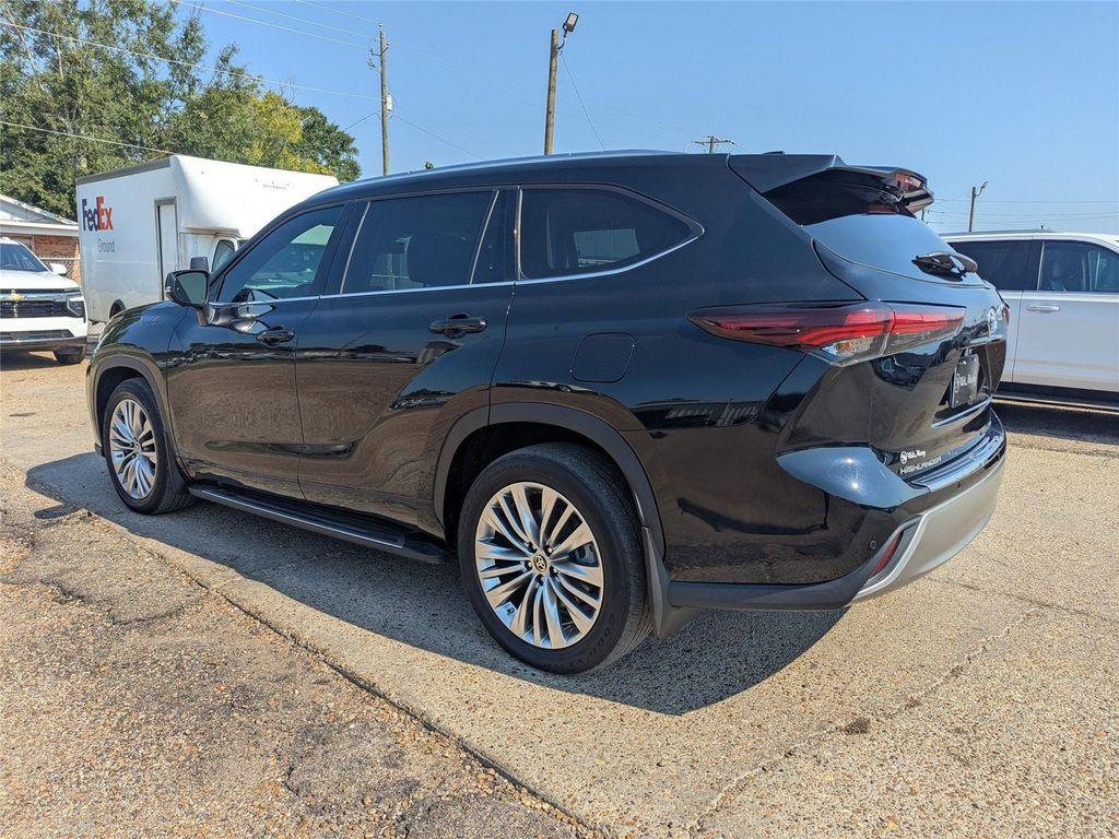 used 2024 Toyota Highlander car, priced at $40,499