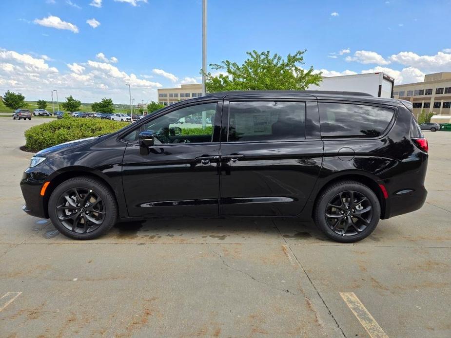 new 2024 Chrysler Pacifica car, priced at $47,437