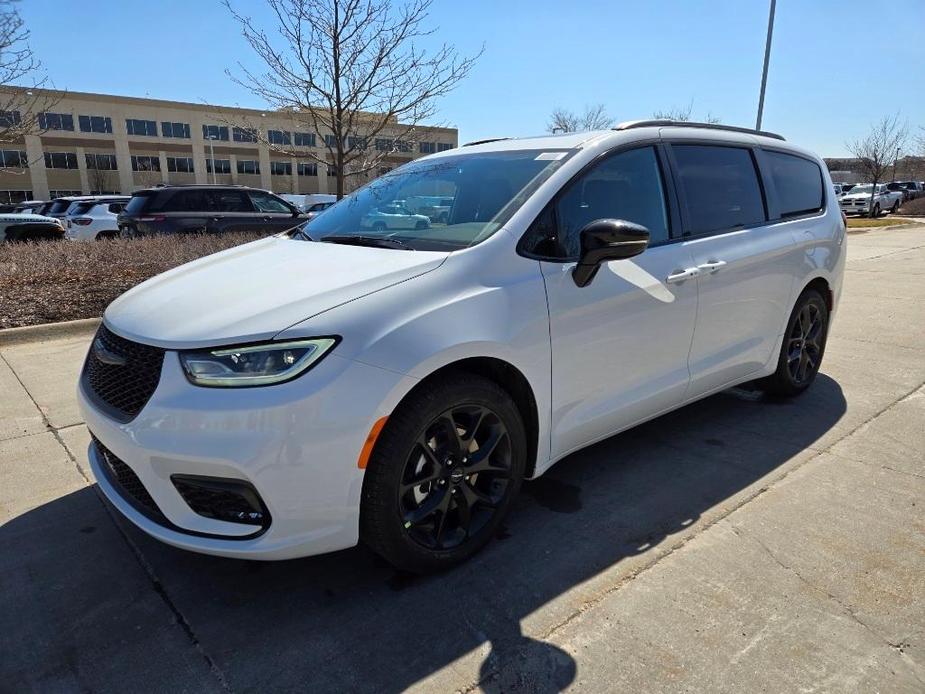 new 2024 Chrysler Pacifica car, priced at $43,447