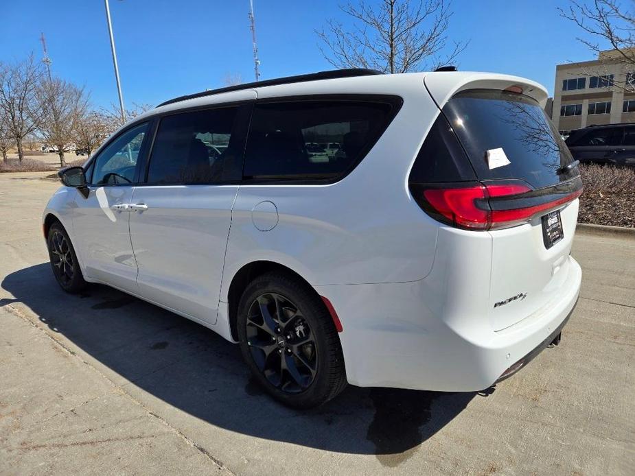 new 2024 Chrysler Pacifica car, priced at $43,447