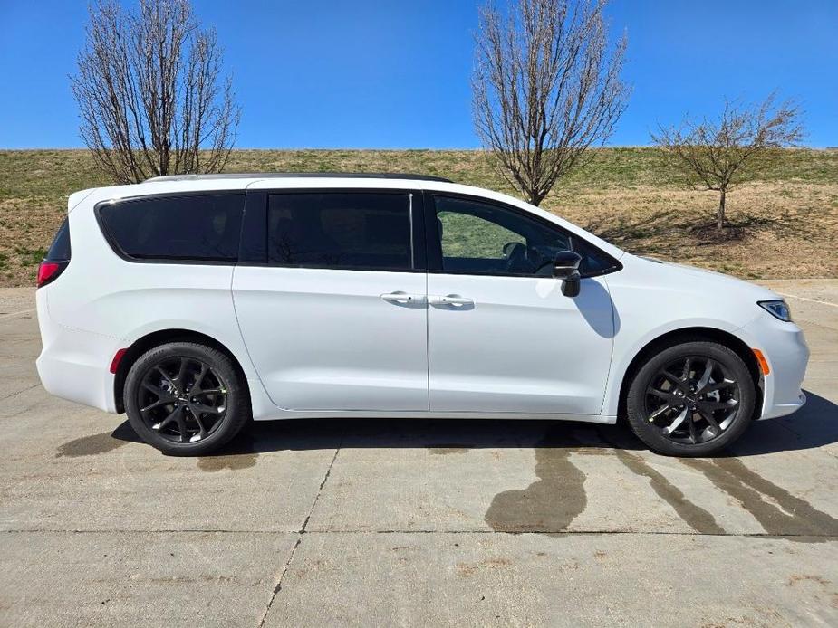 new 2024 Chrysler Pacifica car, priced at $43,447