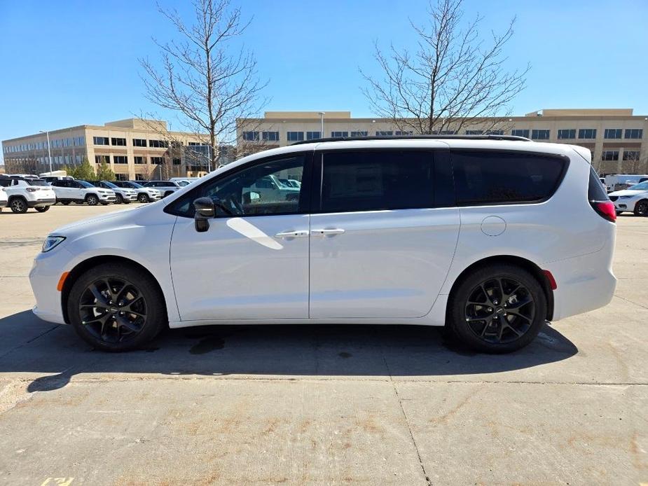 new 2024 Chrysler Pacifica car, priced at $43,447