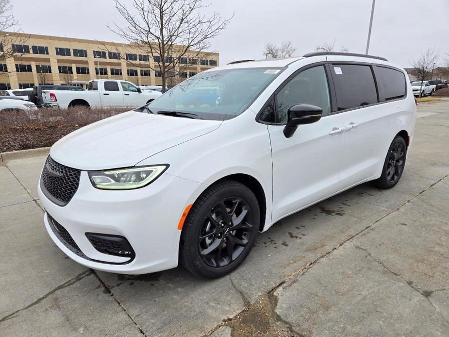 new 2024 Chrysler Pacifica car, priced at $46,637