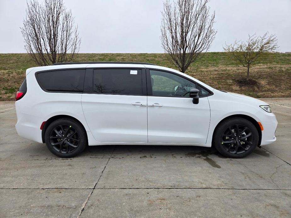 new 2024 Chrysler Pacifica car, priced at $46,637