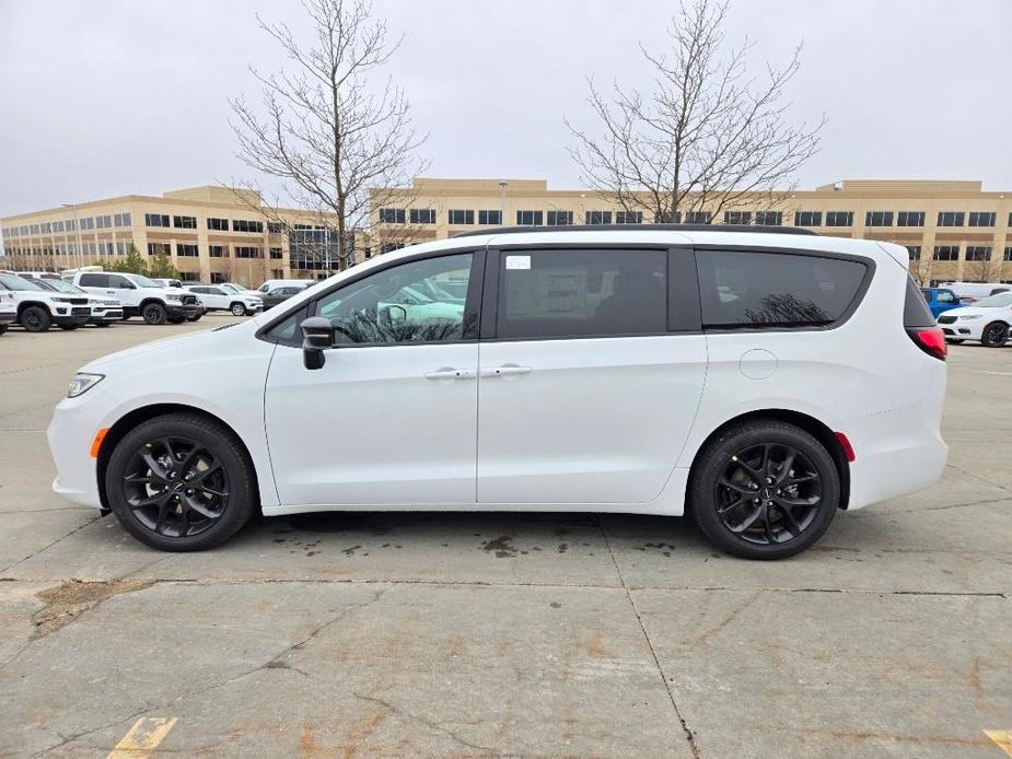 new 2024 Chrysler Pacifica car, priced at $46,637