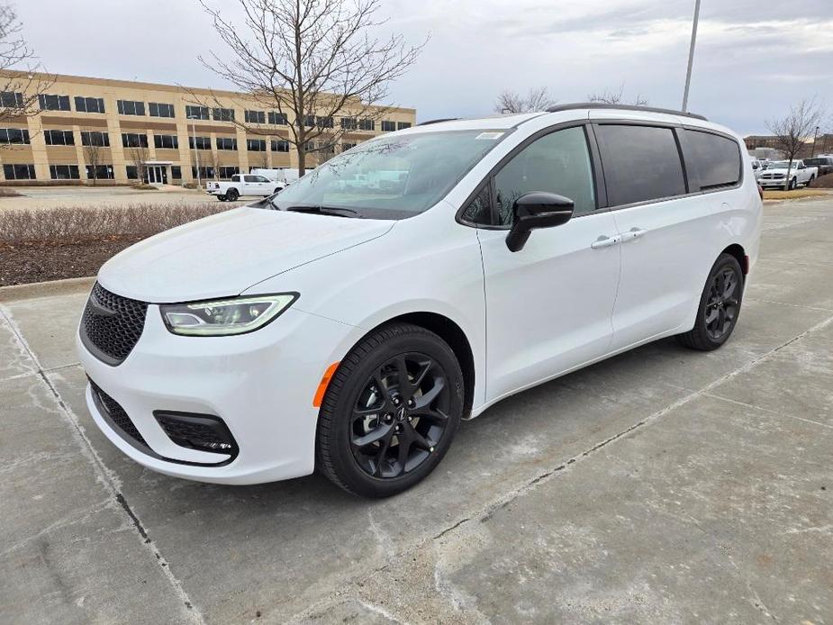 new 2024 Chrysler Pacifica car, priced at $43,447