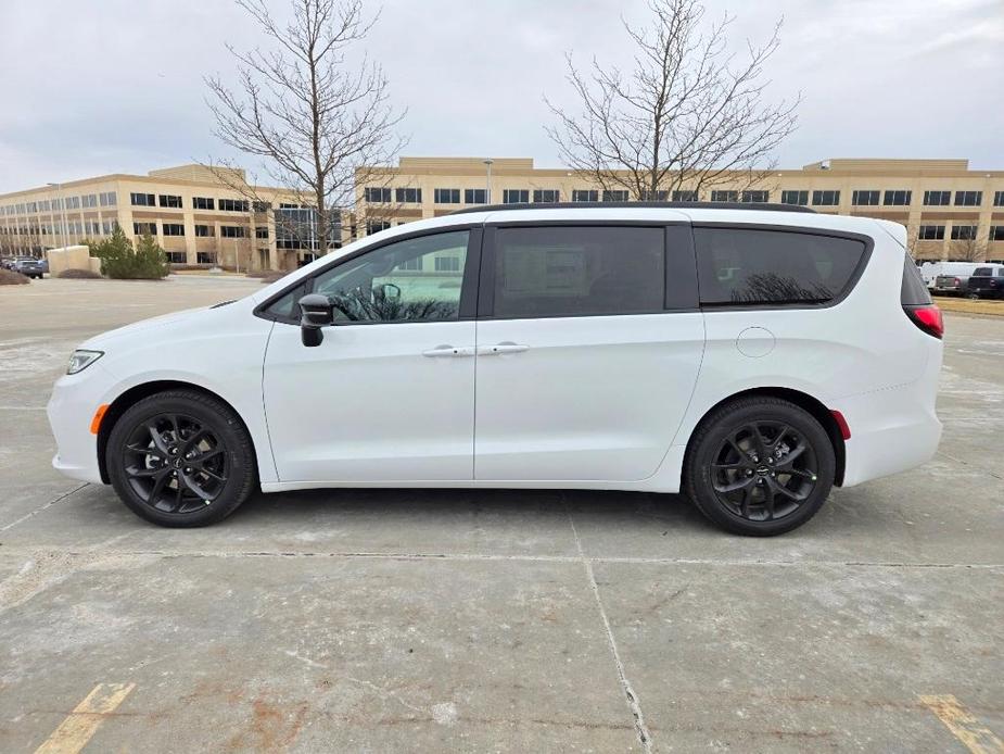 new 2024 Chrysler Pacifica car, priced at $43,447