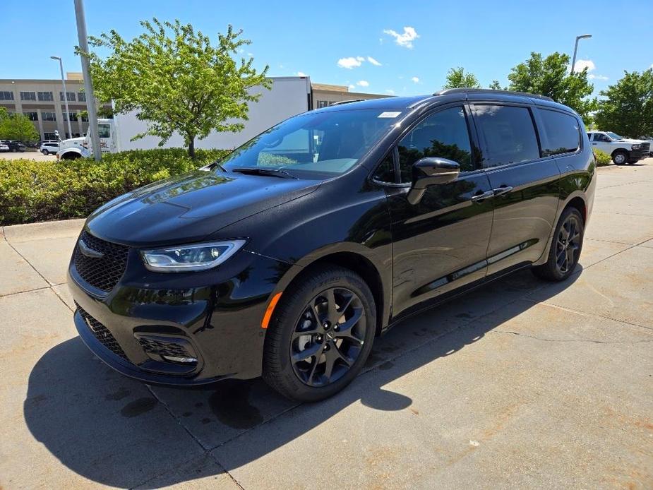 new 2024 Chrysler Pacifica car, priced at $47,437