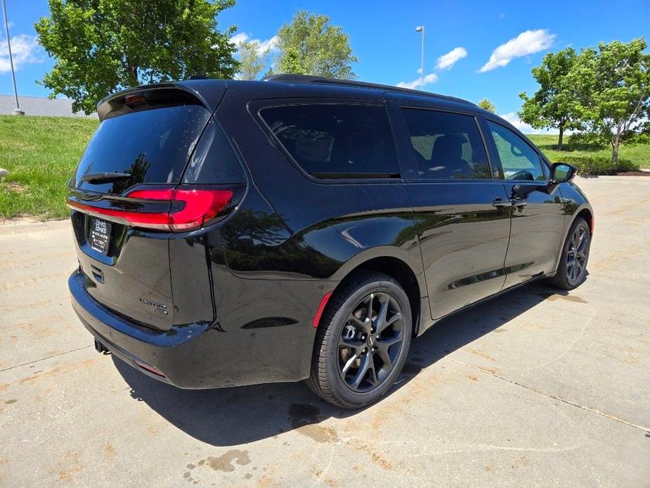 new 2024 Chrysler Pacifica car, priced at $47,437