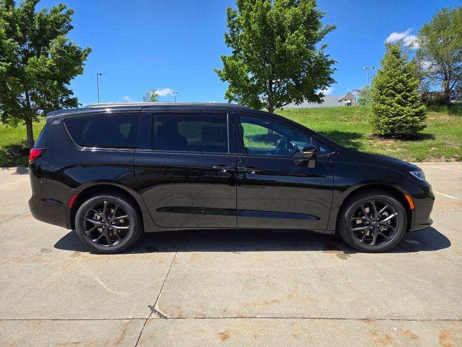 new 2024 Chrysler Pacifica car, priced at $47,437