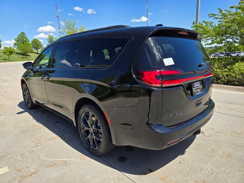 new 2024 Chrysler Pacifica car, priced at $47,437