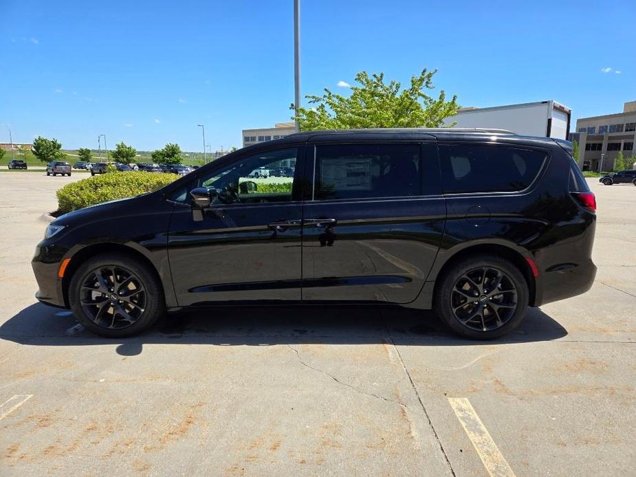 new 2024 Chrysler Pacifica car, priced at $47,437