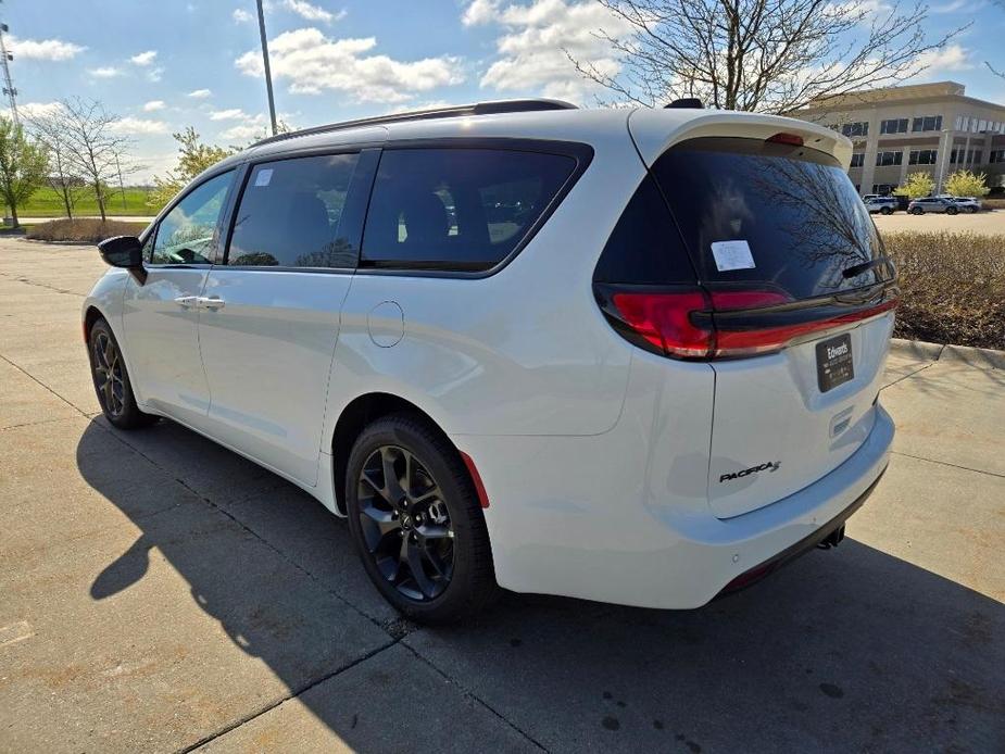 new 2024 Chrysler Pacifica car, priced at $46,637