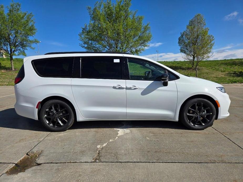 new 2024 Chrysler Pacifica car, priced at $46,637