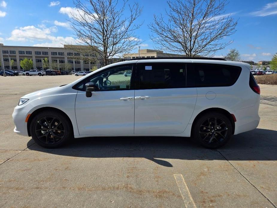 new 2024 Chrysler Pacifica car, priced at $46,637