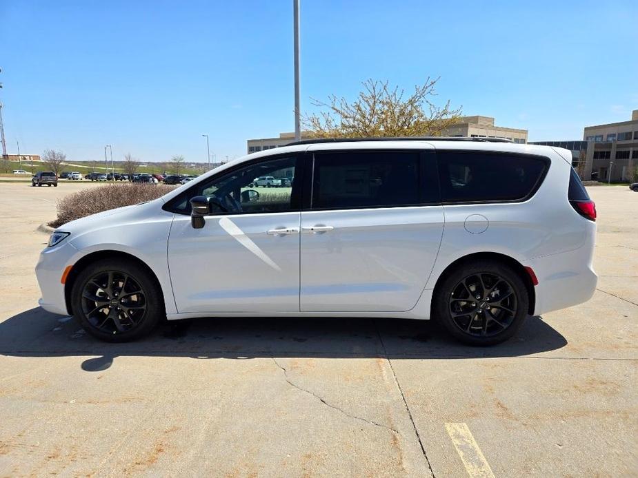 new 2024 Chrysler Pacifica car, priced at $43,447