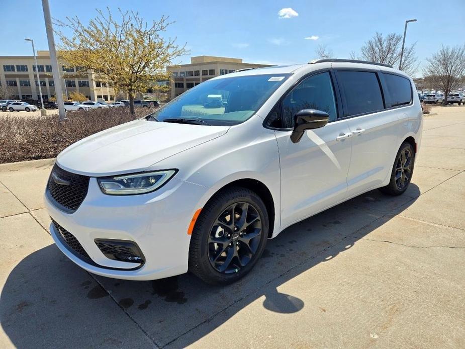 new 2024 Chrysler Pacifica car, priced at $43,447