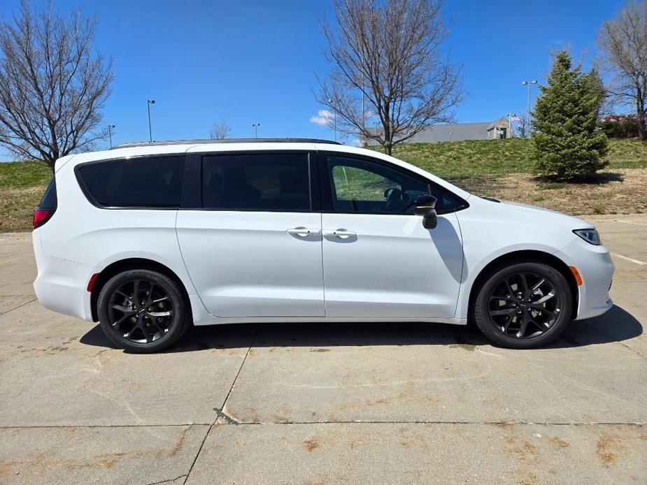 new 2024 Chrysler Pacifica car, priced at $43,447