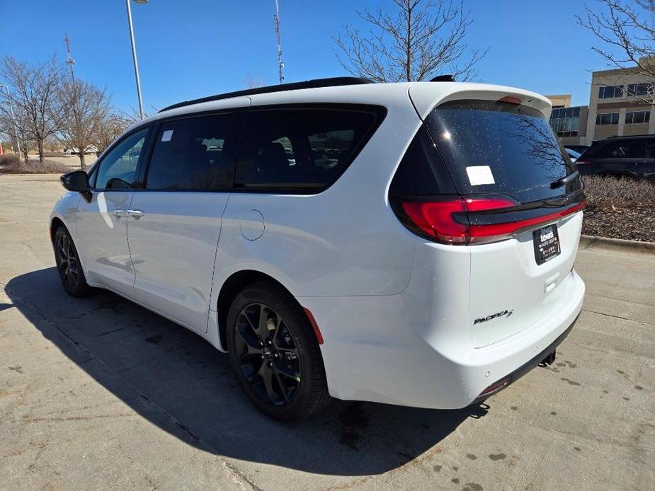 new 2024 Chrysler Pacifica car, priced at $46,637