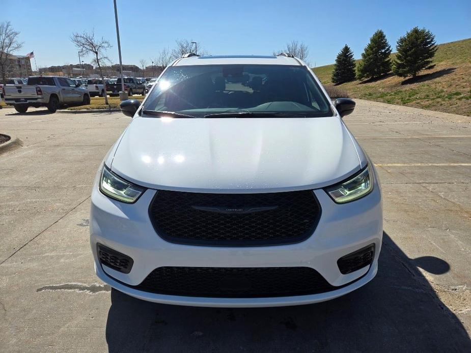 new 2024 Chrysler Pacifica car, priced at $46,637