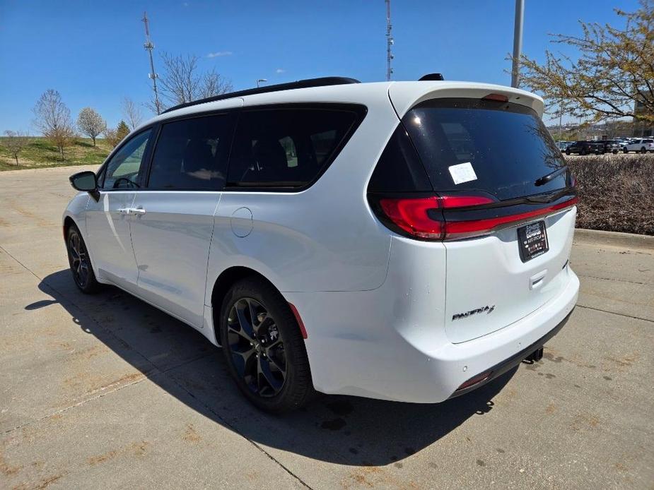 new 2024 Chrysler Pacifica car, priced at $46,637