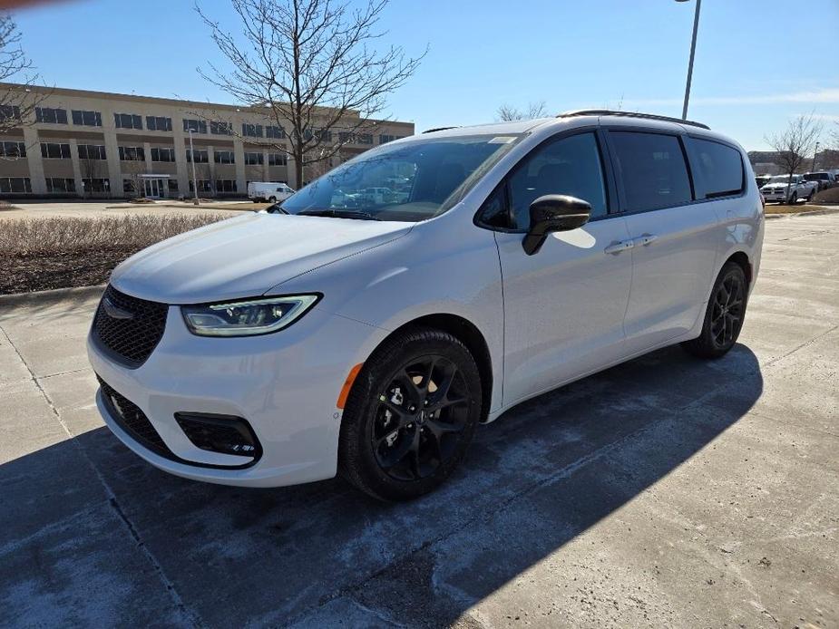 new 2024 Chrysler Pacifica car, priced at $43,145