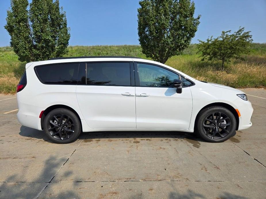 new 2024 Chrysler Pacifica car, priced at $39,552