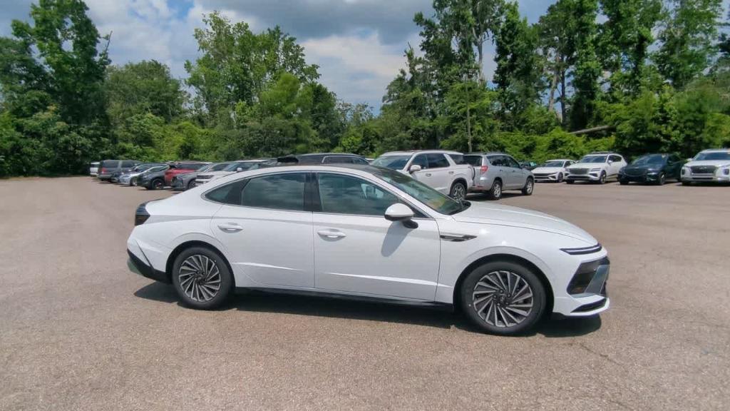 new 2025 Hyundai Sonata Hybrid car, priced at $39,940