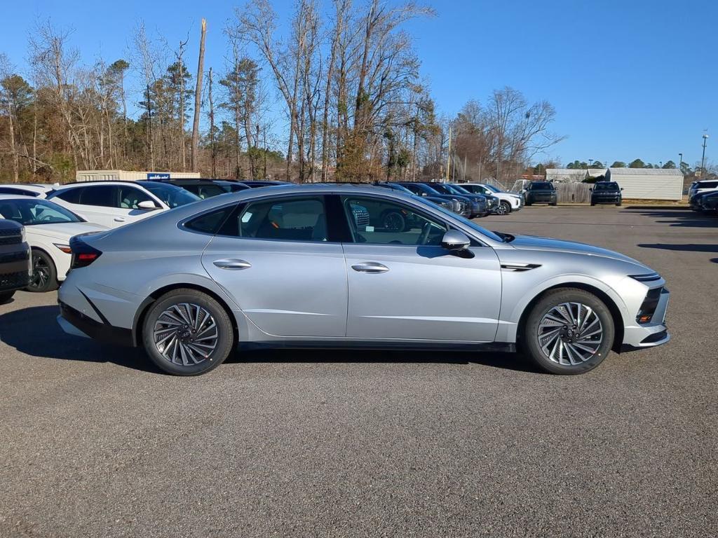 new 2025 Hyundai Sonata Hybrid car, priced at $39,190