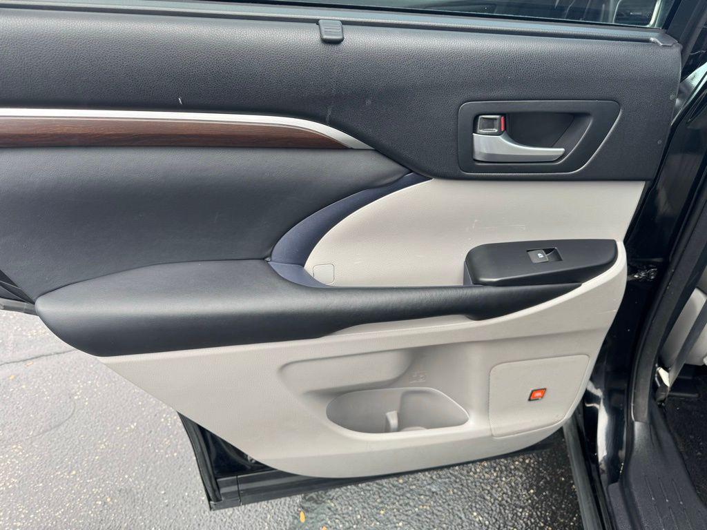 used 2015 Toyota Highlander car, priced at $19,064
