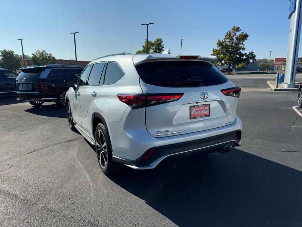 used 2022 Toyota Highlander car, priced at $34,213