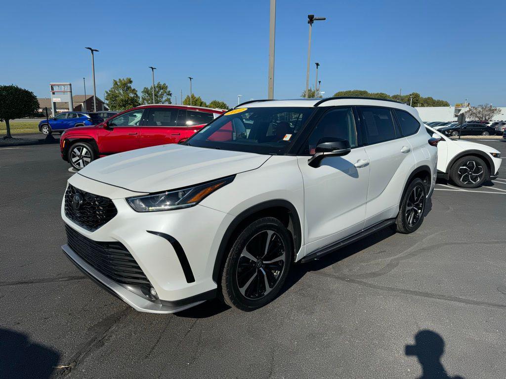 used 2022 Toyota Highlander car, priced at $34,213