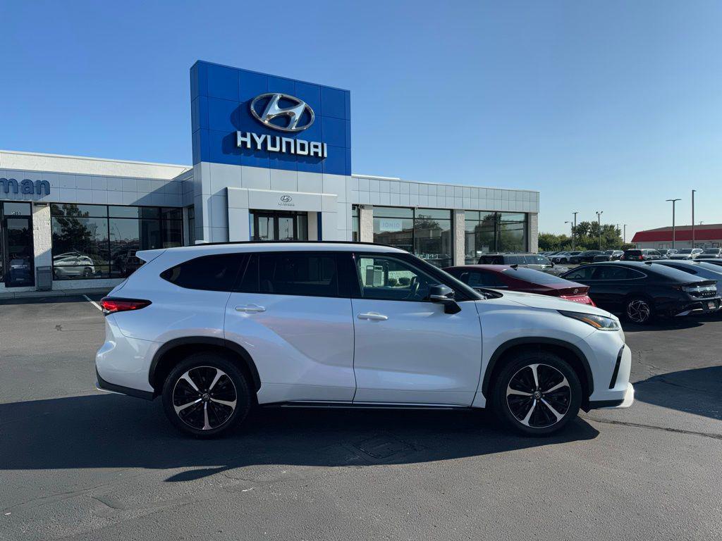 used 2022 Toyota Highlander car, priced at $34,213