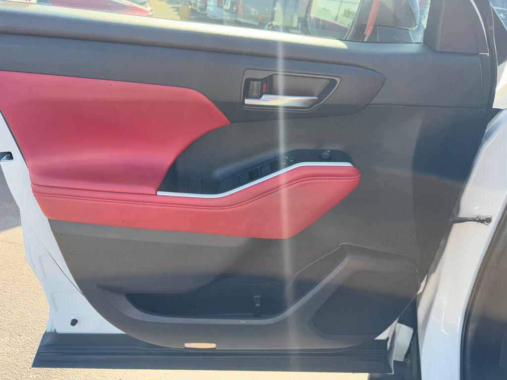 used 2022 Toyota Highlander car, priced at $34,213