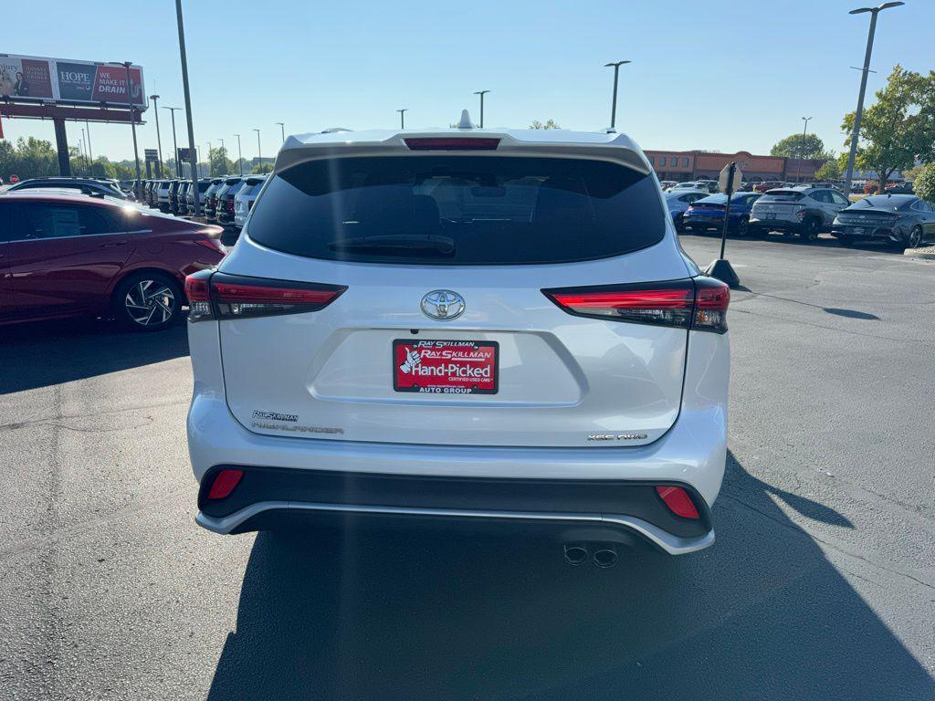 used 2022 Toyota Highlander car, priced at $34,213