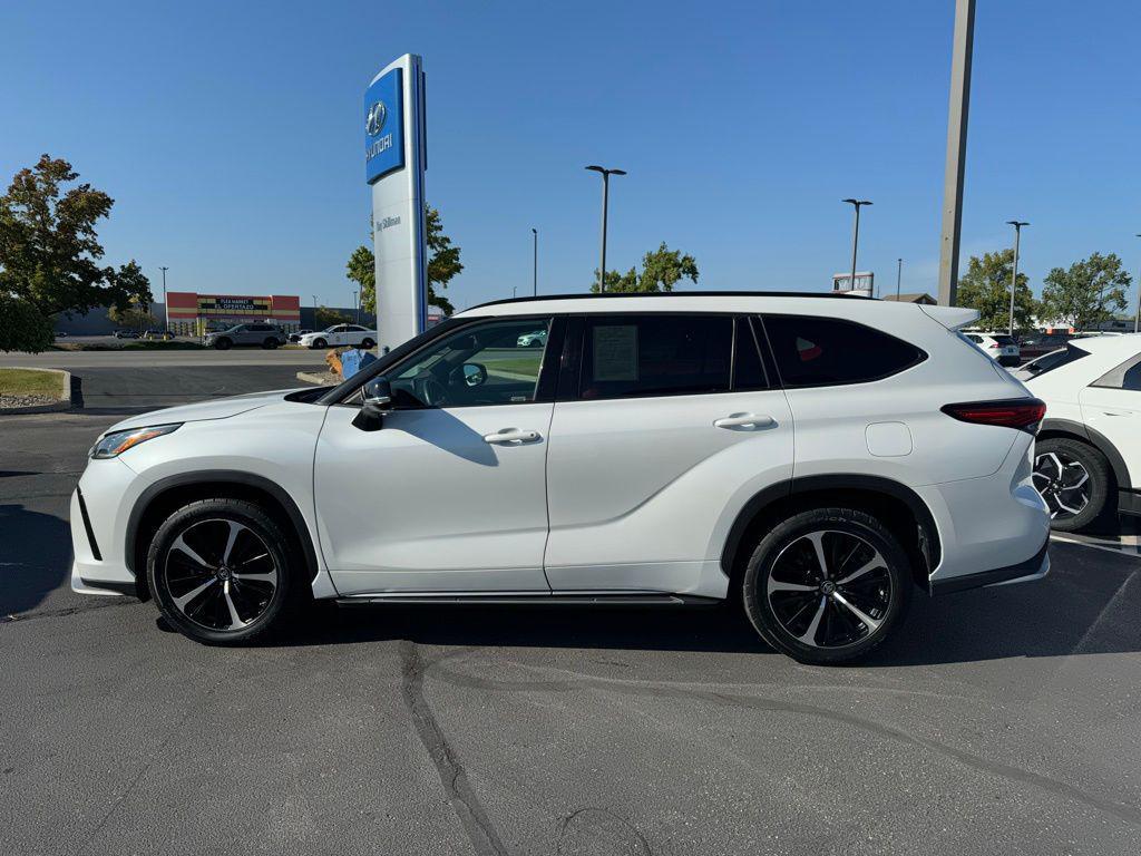 used 2022 Toyota Highlander car, priced at $34,213