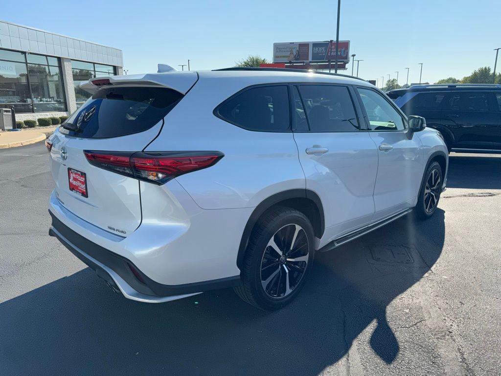 used 2022 Toyota Highlander car, priced at $34,213