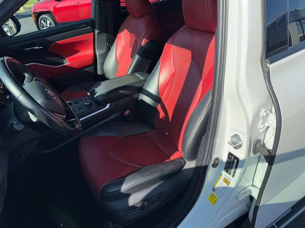 used 2022 Toyota Highlander car, priced at $34,213