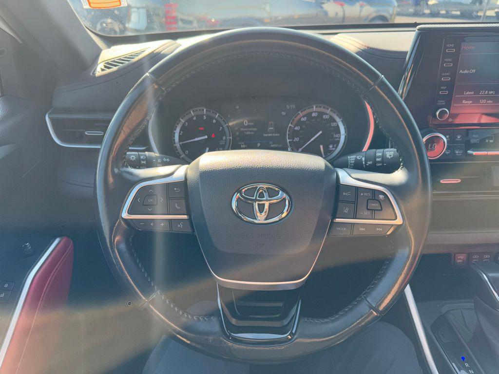 used 2022 Toyota Highlander car, priced at $34,213