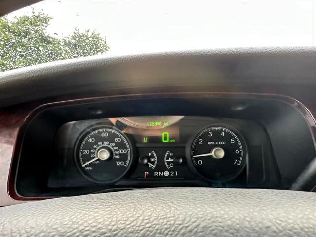 used 2006 Lincoln Town Car car, priced at $5,995